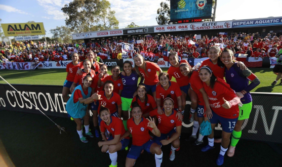 Karen Araya y Pancha Lara, jugadoras del primer equipo femenino del Sevilla FC, posan con el resto de sus compañeras de la selección de Chile tras el encuentro frente a Australia del pasado 10 de noviembre
