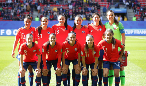 Karen Araya, en la fila delantera la segunda por la izquierda, y Pancha Lara, de pie la tercera por la derecha, posan en el once inicial de Chile en su debut mundialista ante Suecia