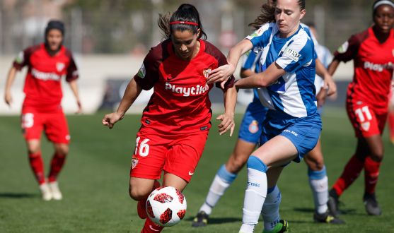 Karen Araya, del primer equipo femenino del Sevilla FC, conduce el balón durante el encuentro ante el RCD Espanyol