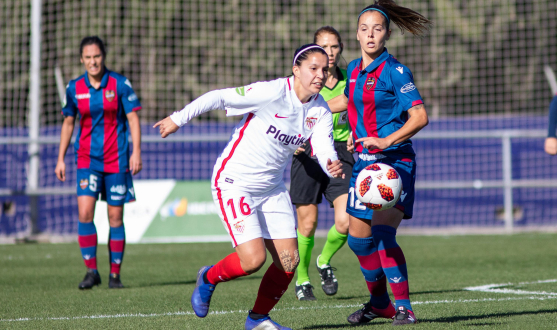 Karen Araya, jugadora del primer equipo femenino del Sevilla FC, trata de controlar el balón ante Claudia Zornoza en el partido de la Liga Iberdrola