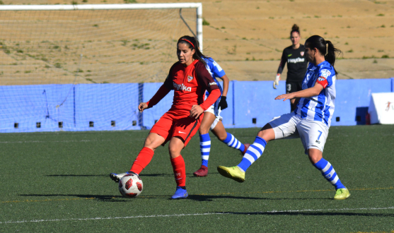 Karen Araya, jugadora del primer equipo femenino del Sevilla FC, conduce el balón ante la presión de Anita Hernández durante el encuentro ante el CD Sporting Club de Huelva