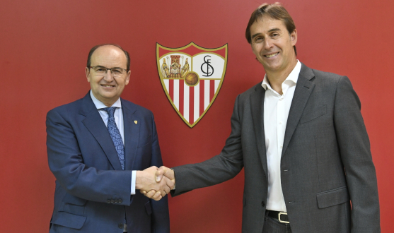El presidente del Sevilla FC y Julen Lopetegui se saludan