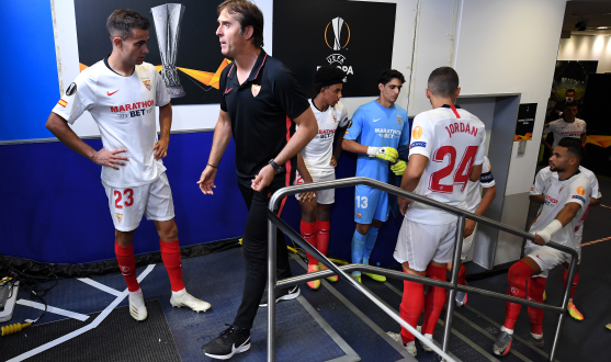 Lopetegui with the players in the tunnel