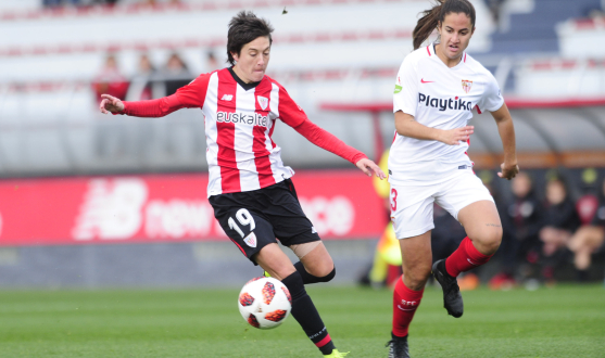 Lucía Ramírez, del primer equipo femenino del Sevilla FC, pugna por el balón con Erika Vázquez, del Athletic Club, durante el encuentro de hoy