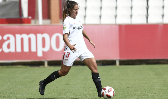 Lucía Ramírez conduce el balón en un encuentro de la presente temporada del primer equipo femenino del Sevilla FC en casa
