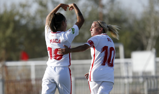 Maca Portales y Alicia Fuentes, del primer equipo femenino del Sevilla FC, celebran el gol que la madrileña anotó al Atlético de Madrid Femenino