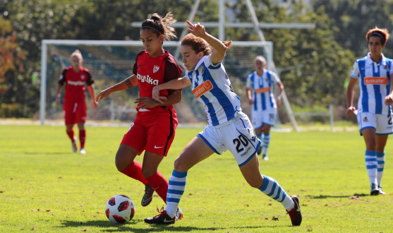 Maca Portales, jugadora del primer equipo femenino del Sevilla FC, conduce el balón ante la presión de Bea Beltrán durante el partido frente a la Real Sociedad