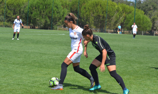 Macarena Portales toca el balón durante el partido de entrenamiento del primer equipo femenino del Sevilla FC ante el Sporting CP esta pretemporada