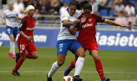 Maite Albarrán, una de las capitanas del primer equipo femenino del Sevilla FC, pugna por el balón con Cristina Martín-Prieto, exjugadora sevillista y actual de la UDG Tenerife, en el encuentro de la primera vuelta