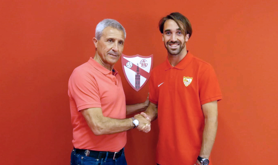 Manu Sánchez, nuevo fichaje del Sevilla Atlético, estrecha la mano de Pablo Blanco durante su presentación