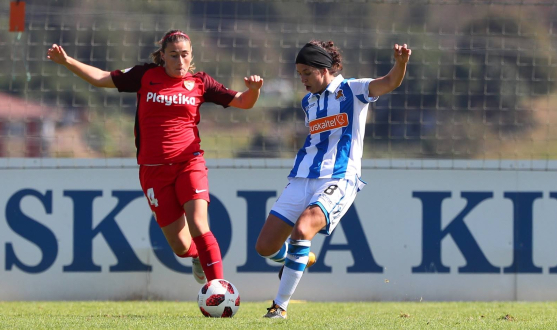 María Bores disputa un balón con Itxaso Uriarte en el partido del primer equipo femenino del Sevilla FC en Zubieta con la Real Sociedad en la jornada 4 de la Liga Iberdrola