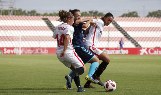 María Bores y Marta Carrasco, del primer equipo femenino del Sevilla FC, pugnan por el balón con Tomo Matsukawa en el encuentro inaugural de la Liga Iberdrola esta temporada