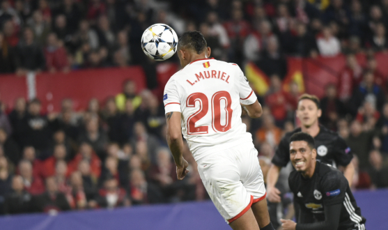 Muriel remata a puerta en la ida del Sevilla FC-Manchester United