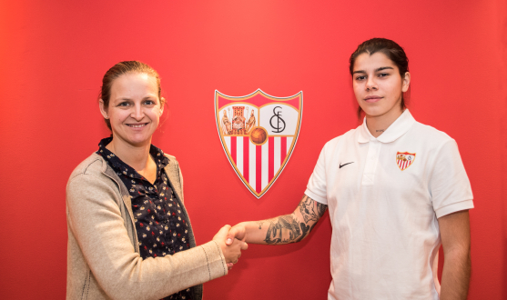 Nadya Kárpova y Amparo Gutiérrez, Directora de Fútbol Femenino del Sevilla FC, estrechan sus manos en su presentación