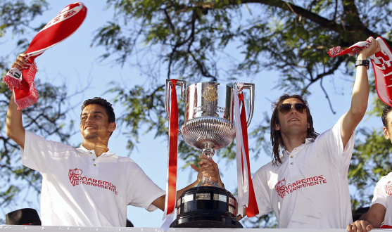 Jesús Navas y Diego Capel, con la Copa del Rey