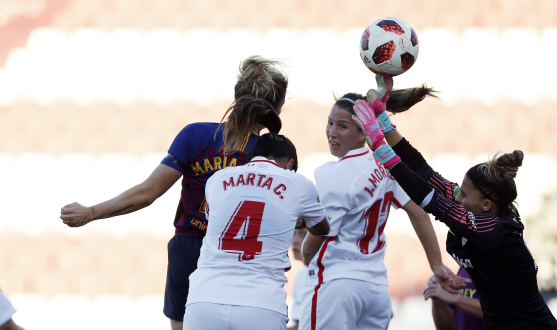 Noelia Ramos intenta despejar el esférico en una acción del pasado encuentro ante el FC Barcelona