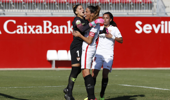 La guardameta del primer equipo femenino del Sevilla FC, Noelia Ramos, es abrazada por Maite Albarrán tras detener el penalti ante el CD Sporting Club de Huelva