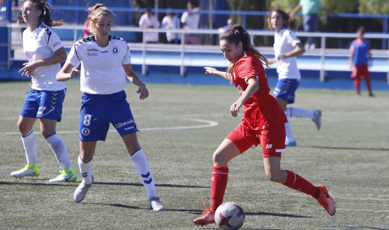 Olga Carmona conduce el balón ante Teresa Rey en el partido del Sevilla FC femenino ante el Zaragoza CFF de la primera vuelta