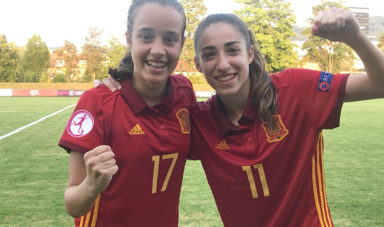 La delantera del Sevilla FC Olga Carmona (derecha) y Rosa Márquez celebran el pase de España a semifinales del Europeo sub-19
