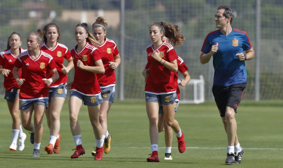 Olga Carmona, del primer equipo femenino del Sevilla FC, durante una sesión de entrenamiento con la selección española sub-19