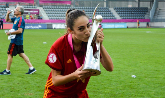 La campeona de Europa Olga Carmona besa el trofeo con una sub-19 española en la que continúa contando