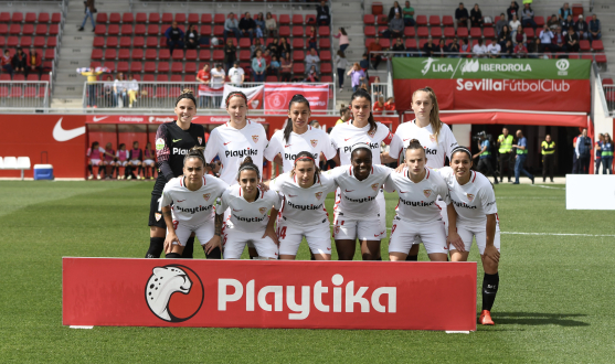 El once inicial del primer equipo femenino del Sevilla FC posa sobre el césped del Estadio Jesús Navas antes del comienzo del encuentro ante la UDG Tenerife