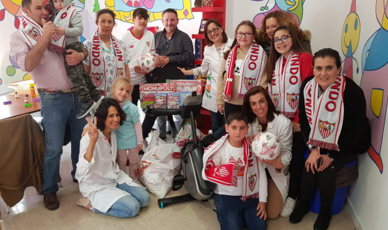 La Peña Sevillistas en Jerez entrega material deportivo al Hospital de Jerez