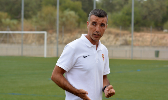 Paco García, entrenador del primer equipo femenino del Sevilla FC, da instrucciones a su equipo durante el partido de entrenamiento ante el CD Los Caminantes