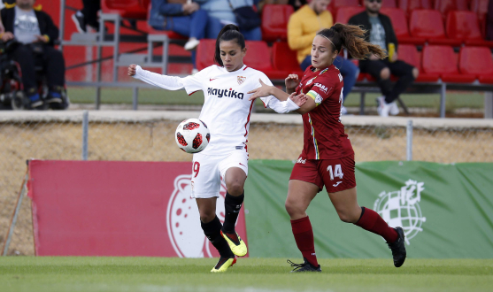 Pancha Lara, del primer equipo femenino del Sevilla FC, se lleva el balón ante la presión de Ana Velázquez durante el encuentro de la primera vuelta ante la EDF Logroño