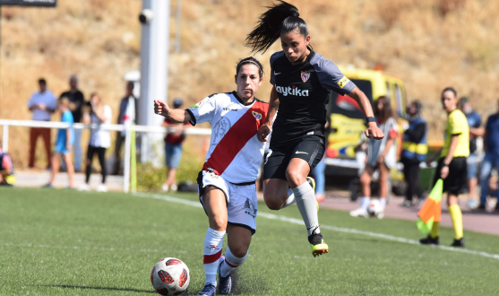 Pancha Lara pugna por el balón con Pilar García durante el encuentro del primer equipo femenino del Sevilla FC ante el Rayo Vallecano del pasado fin de semana en la Liga Iberdrola