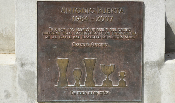 Placa conmemorativa de la estatua de Puerta en la Ciudad Deportiva