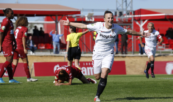 Raquel Pinel celebra uno de los goles anotados por el primer equipo femenino del Sevilla FC ante la EDF Logroño en el encuentro de Liga Iberdrola