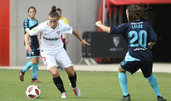 Raquel Pinel se marcha de Leles Carrión durante el encuentro de la primera jornada entre el primer equipo femenino del Sevilla FC y el Fundación Albacete