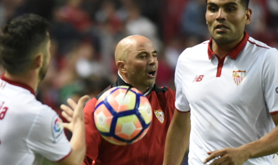 Sampaoli gives instructions during Sevilla FC-Real Sociedad