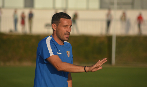 Sergio Jiménez, mano derecha de Paco García en el primer equipo femenino del Sevilla FC, da instrucciones a sus jugadoras durante un partido