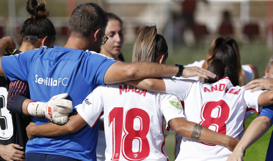 El primer equipo femenino del Sevilla FC hace piña en los instantes previos al inicio del último encuentro en casa ante el Atlético de Madrid Femenino