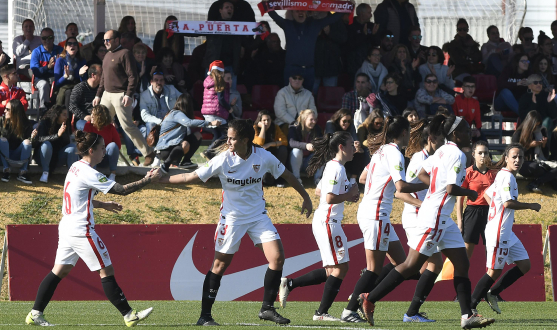 Las jugadoras del primer equipo femenino del Sevilla FC celebran con Nagore Calderón el gol que la madrileña anotó en ElGranDerbi de la primera vuelta