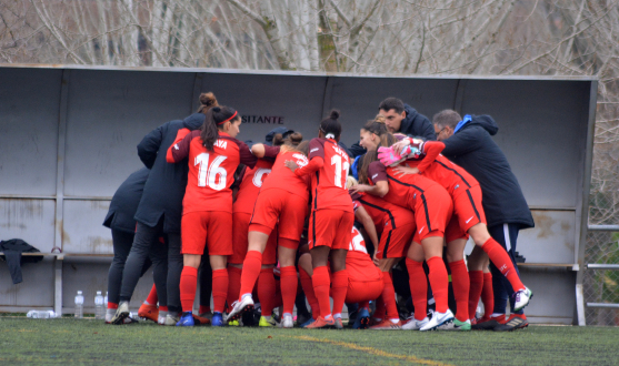 El primer equipo femenino del Sevilla FC hace piña antes de comenzar el partido de la primera vuelta ante el Madrid CFF