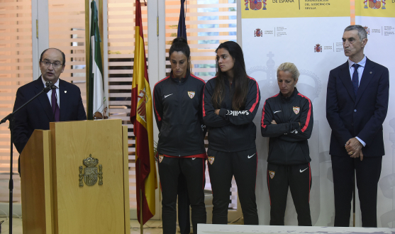 El presidente, José Castro, acompañado de Maite Albarrán, Marta Carrasco y Alicia Fuentes, capitanas del primer equipo femenino del Sevilla FC y Antonio Álvarez