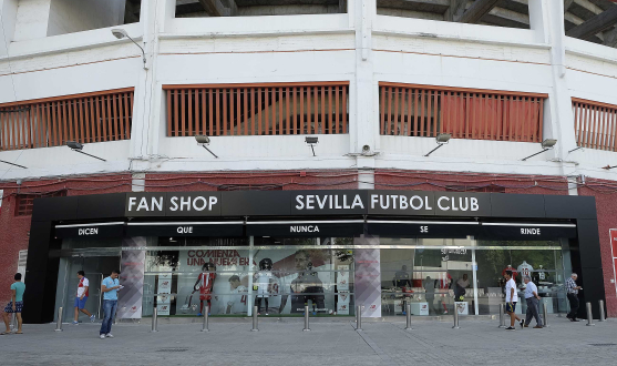 Fachada de la tienda del estadio del Sevilla FC 