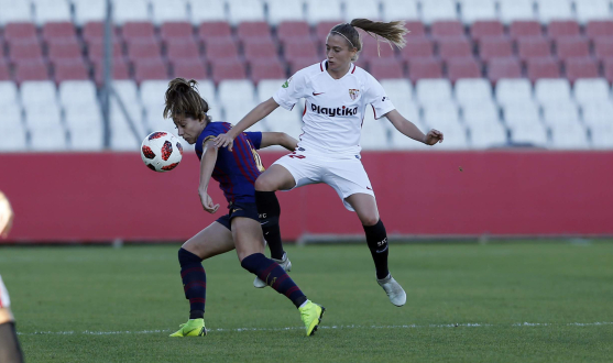 Teresa Rey, jugadora del primer equipo femenino del Sevilla FC, durante el encuentro ante el FC Barcelona