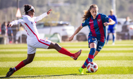 Toni Payne, del primer equipo femenino del Sevilla FC, trata de arrebatar el balón a la levantinista Estefanía Banini en el partido de la primera vuelta