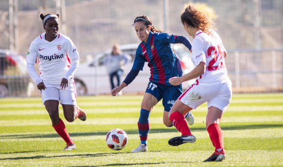 Toni Payne y Vicky Benítez, del primer equipo femenino del Sevilla FC, pugnan por el balón con María de Alharilla Casado durante el partido de liga de esta temporada