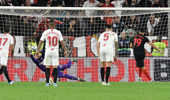 Vaclík saving a penalty against Atlético