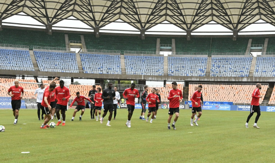 Entrenamiento del Sevilla FC en el Estadio Nacional de Tanzania 
