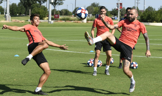 Óliver Torres y Aleix Vidal luchan por un balón en el entrenamiento