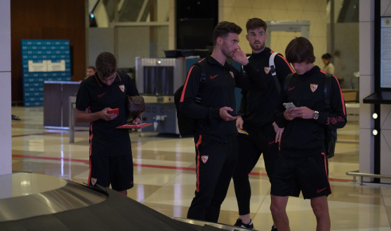 Varios jugadores en el aeropuerto de Bakú