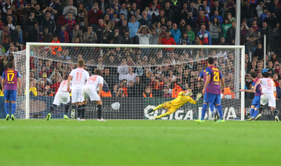 Javi Varas deteniéndole un penalti a Leo Messi 