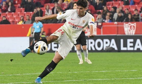 Pepe Mena golpea un balón ante el Qarabag FK