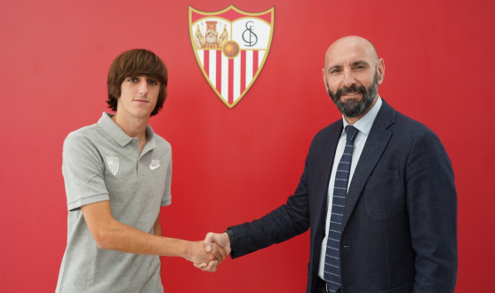 Bryan Gil, con Monchi, en la renovación de su contrato con el Sevilla FC